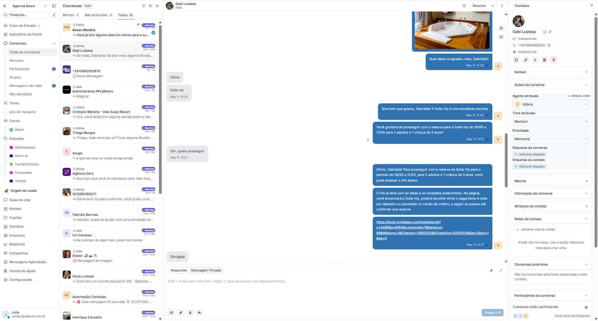 Captura de tela do painel de atendimento com conversas e filas no CRM.